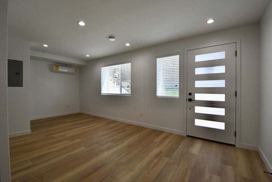 Building Photo - 2119 Elsinore St