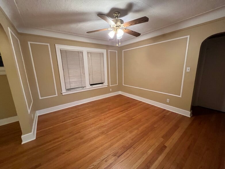 Dining room with ceiling fan - 164 Jewell St