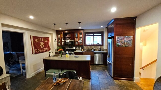 Building Photo - 44 Greycliff,