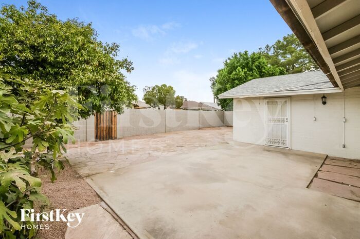 Building Photo - 2328 E Manhatton Dr