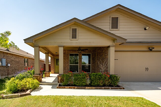 Primary Photo - 121 Hematite Ln