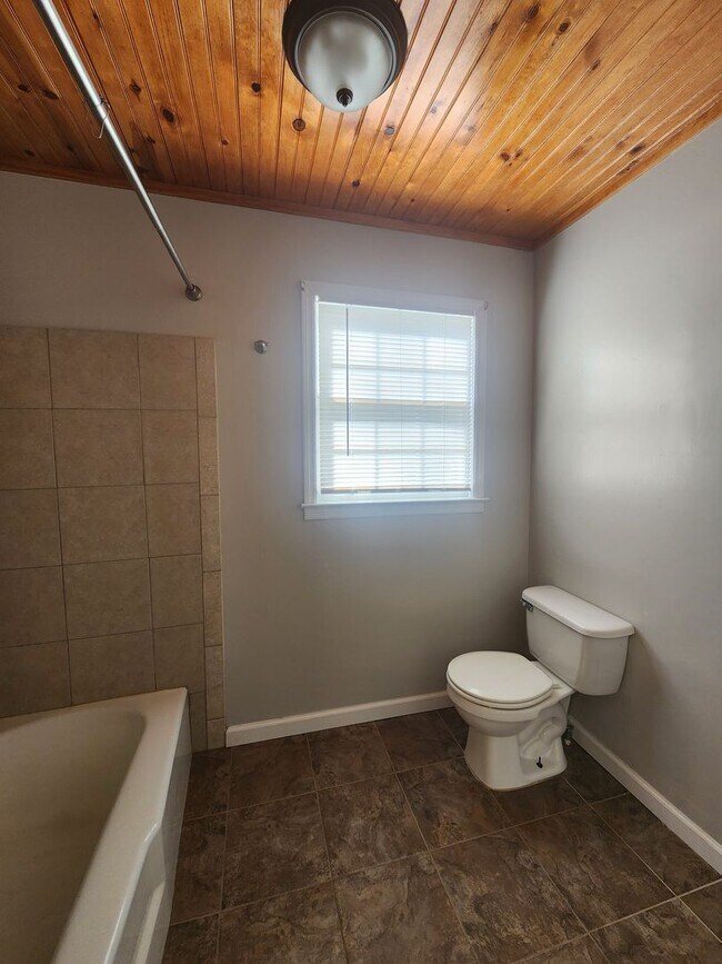 Building Photo - 3 Bedroom 2 Bath home in Newnan, GA Large Wooded Lot - Rural Setting