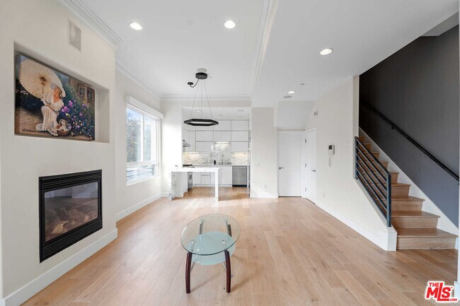 Building Photo - 438 Arnaz Dr