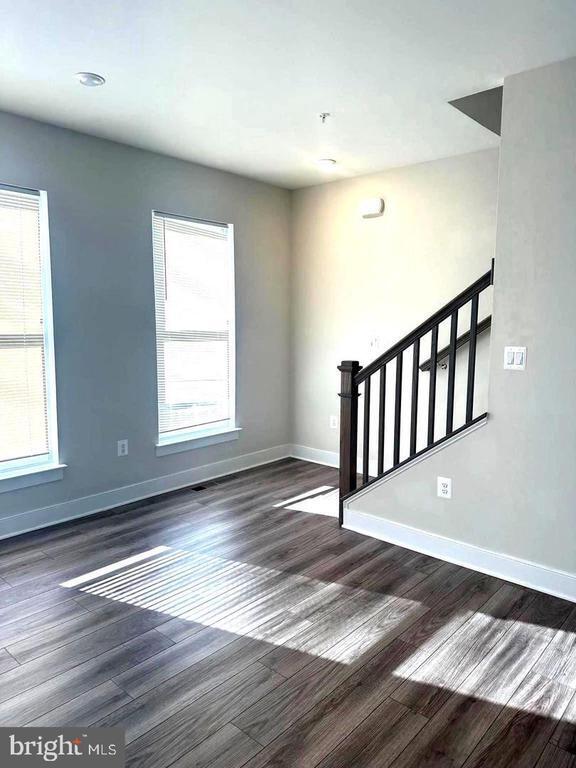 Building Photo - 946 Hts Aly SE