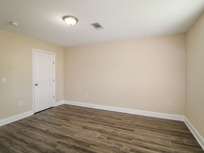 Building Photo - 123 Meadows Ln