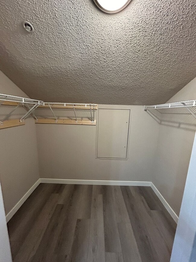 Building Photo - 2Br/2Ba Townhouse with Attached Garage