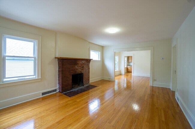Building Photo - Large Newly Renovated Second Floor Flat Av...