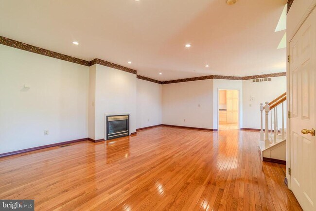 Building Photo - 651 Fawn Cir