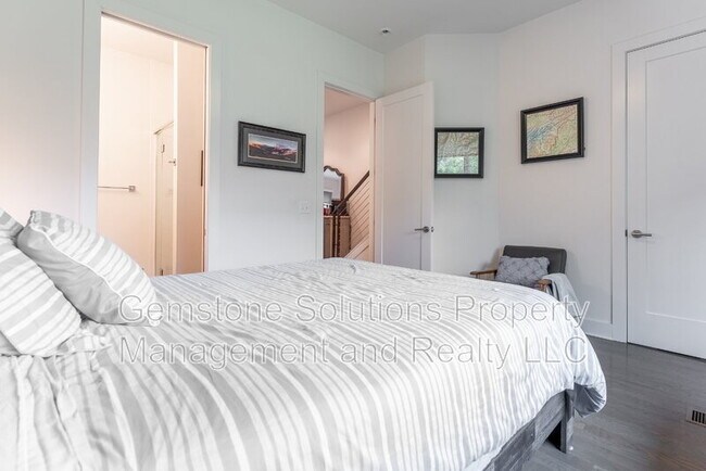 Building Photo - 815 Melpark Ct