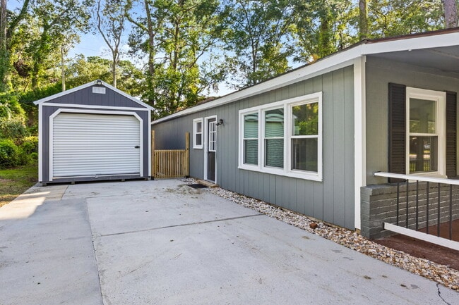 Building Photo - 3 bed 1 bath ranch with large storage/workshop building