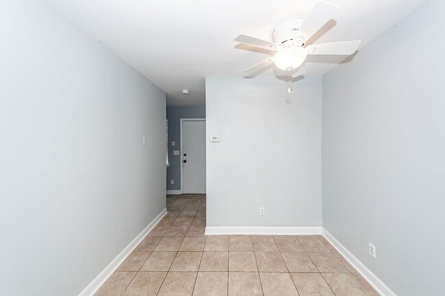 Building Photo - 2 Bedroom, 1.5 Bathroom Townhome in Island Bluff - James Island