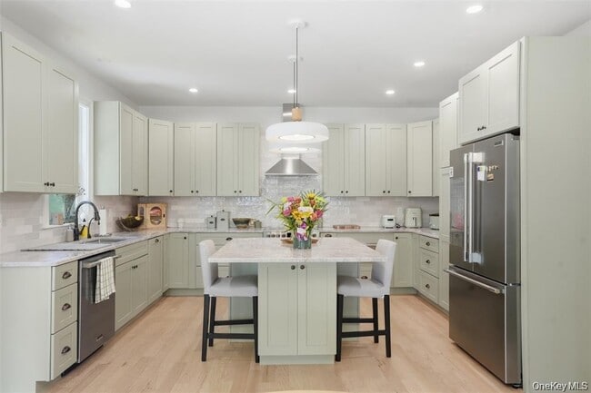 Building Photo - 33 Howland Ave