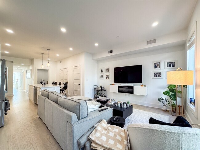 Building Photo - 231 Maverick St