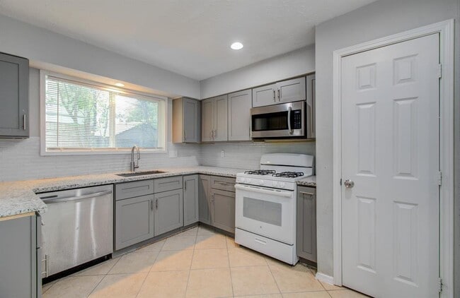 Building Photo - 326 Fair Oak Dr
