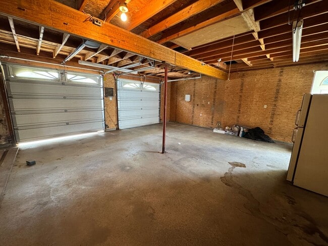 Building Photo - Charming 4 Bedroom Home in Convenient Rock Island Location