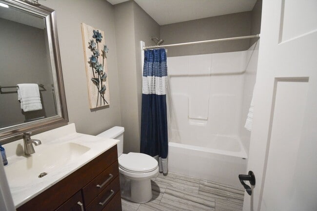 Building Photo - Spacious and Stunning 5 Bed 4 Bath For Ren...