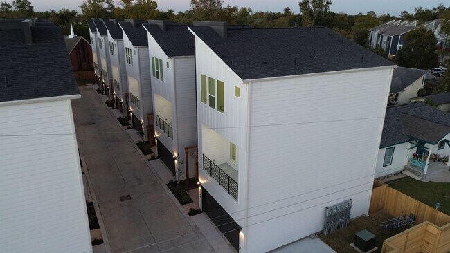 Building Photo - 810 Elkhart St