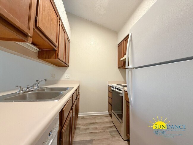 Building Photo - Beautiful Unit Close to Both Bases!