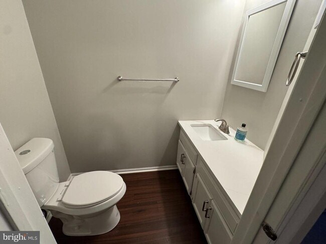 Building Photo - 201 Williamsburg Ct