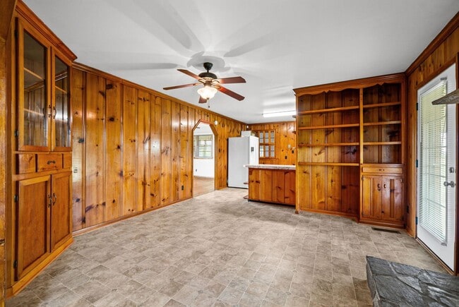 Building Photo - Pet Friendly Two Bedroom!