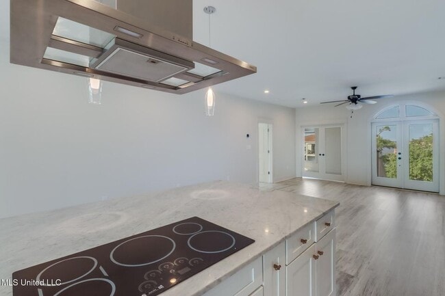 Building Photo - 238 Lovers Ln