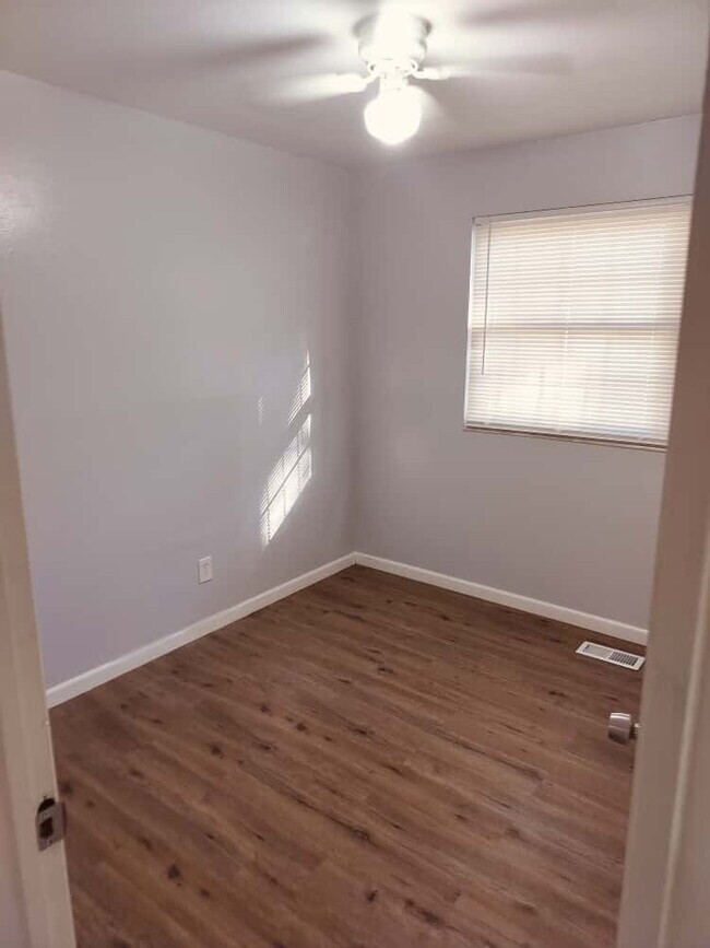 Building Photo - 2461 Duchess Dr