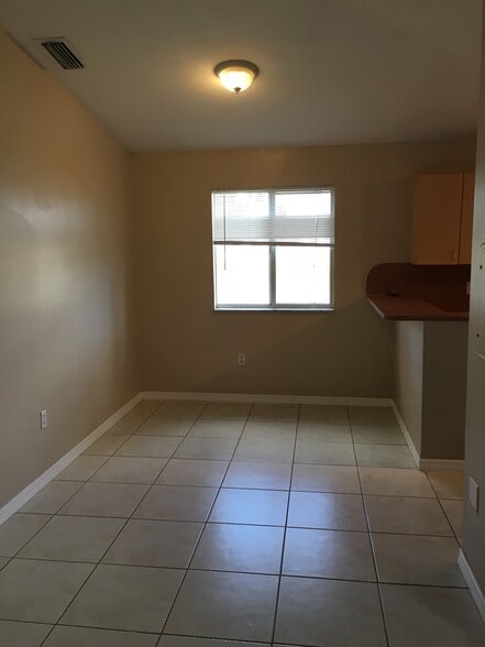 Building Photo - 1261 SE 27th St