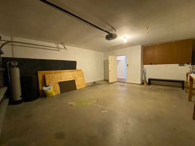 Building Photo - UPDATED 4 BEDROOM IN COQUINA BAY!