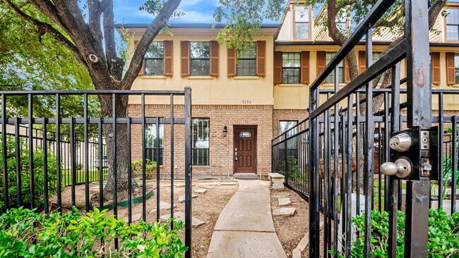 Building Photo - 9134 Lakes At 610 Dr