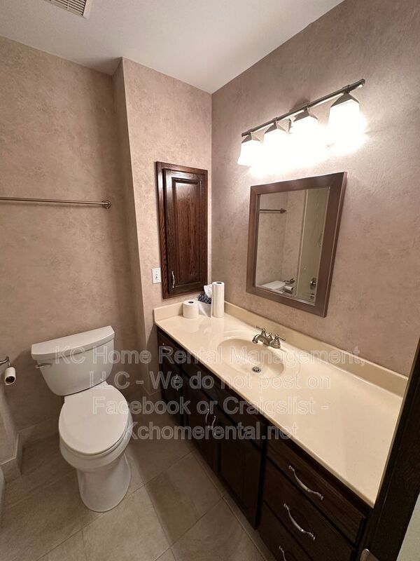 Building Photo - 6119 Cottonwood Dr