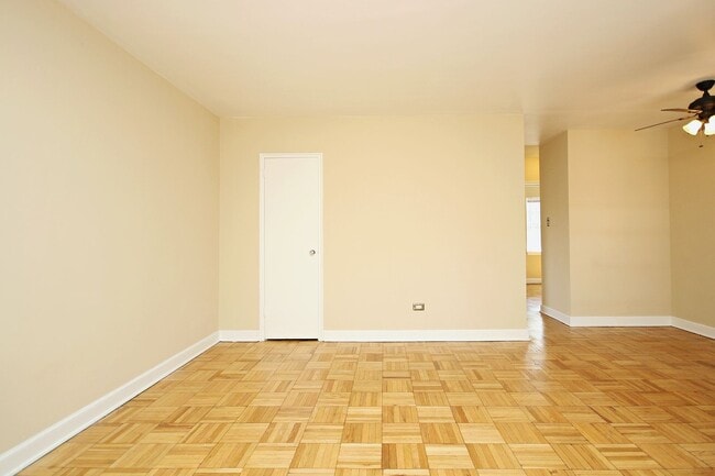 Building Photo - Top Floor UVA Apartment With Ting Internet