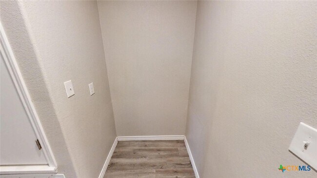 Building Photo - 130 Wind Ridge Dr