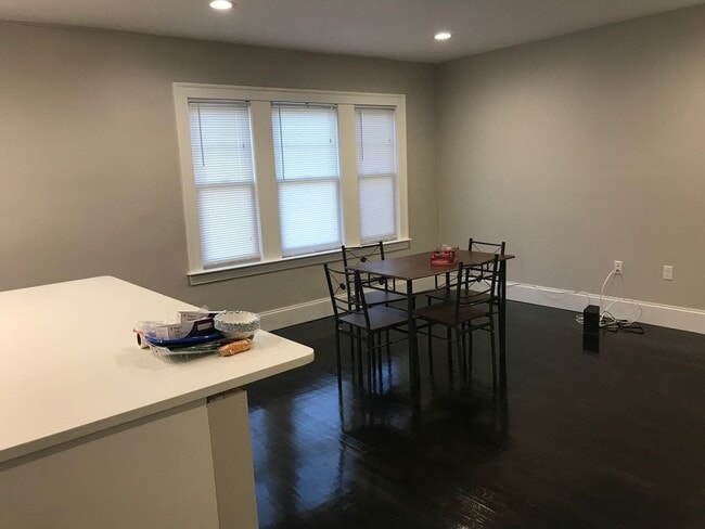 Building Photo - Spacious 4-Bed, 2-Bath Apartment Near Longwood & Northeastern — Ideal for Students!