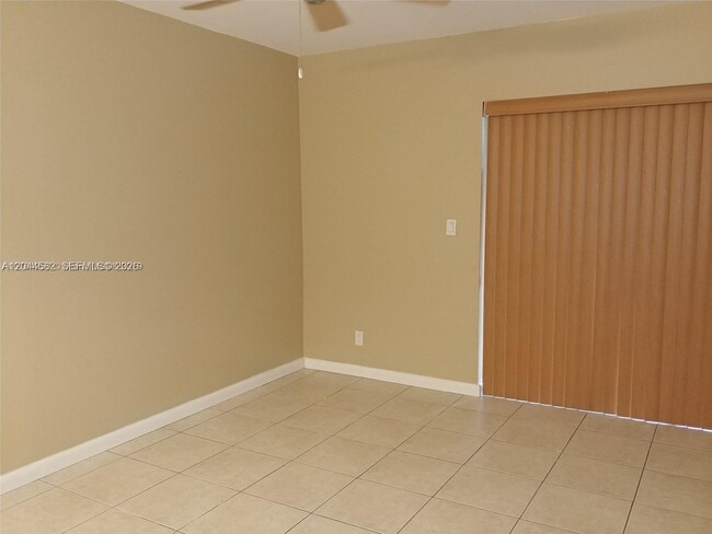 Building Photo - 660 Tennis Club Dr