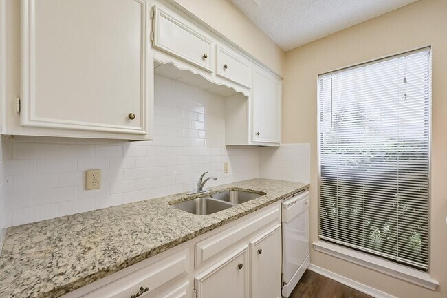 Building Photo - 2704 St George Pl