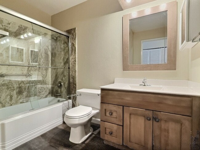 Building Photo - 3 BD/2 BA Gorgeous Pet-Friendly Home in Fa...