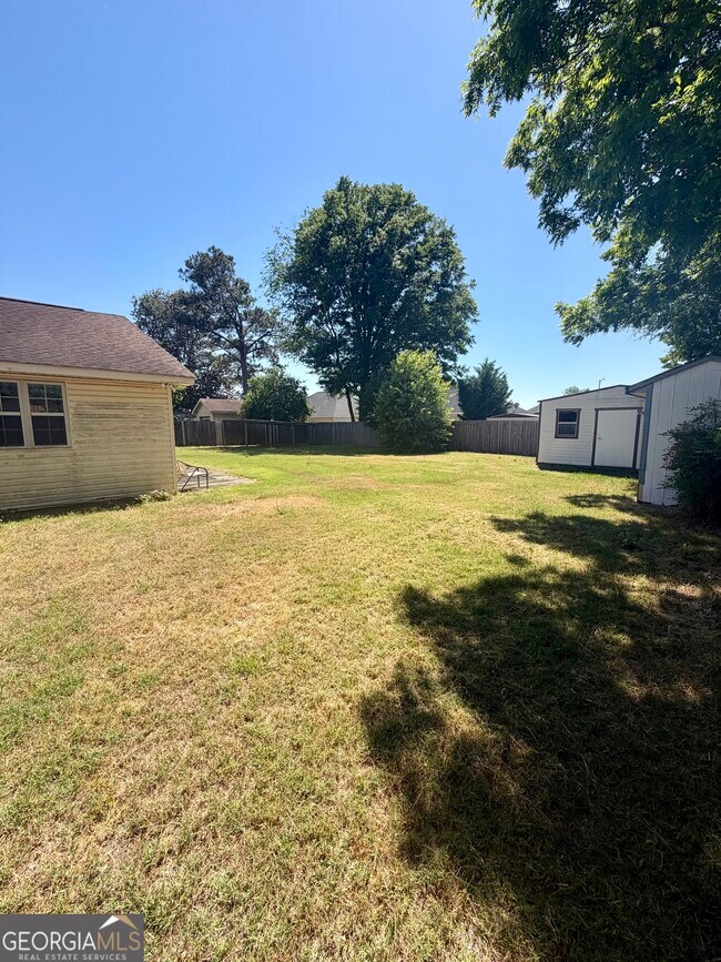 Building Photo - 131 Foxwood Cir