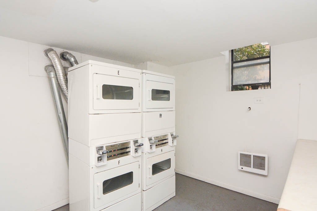 Building Photo - 826 W Cornelia Ave