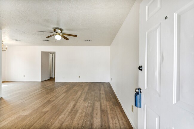 Building Photo - 217 Lazy Ln