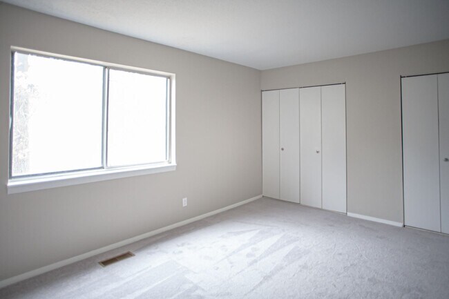Building Photo - A Beautifully Renovated Modern Townhome!