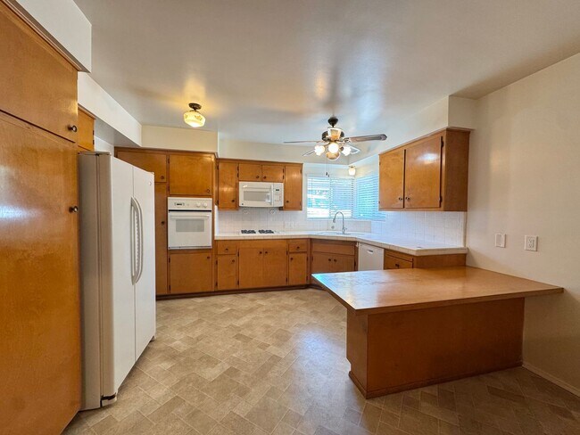 Building Photo - Beautiful Glendora Home in Desireable Area