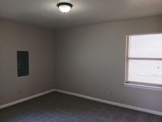 Building Photo - REMODELED 3 Bedrooms, 2 Full Bathrooms, 1 ...