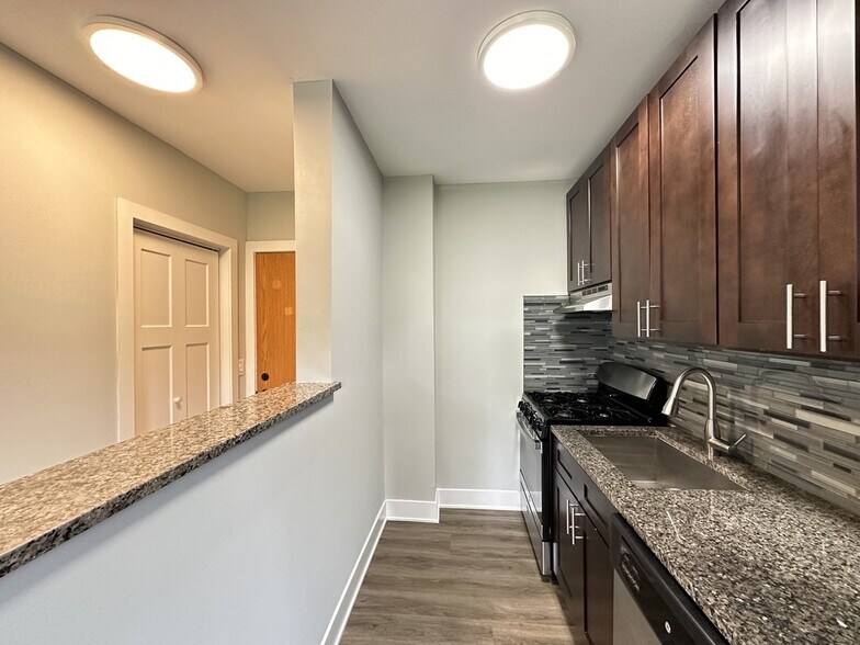 Building Photo - 735 Judson Ave