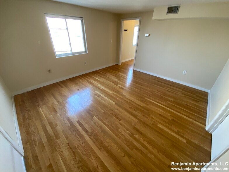 Building Photo - 385 Dorchester St