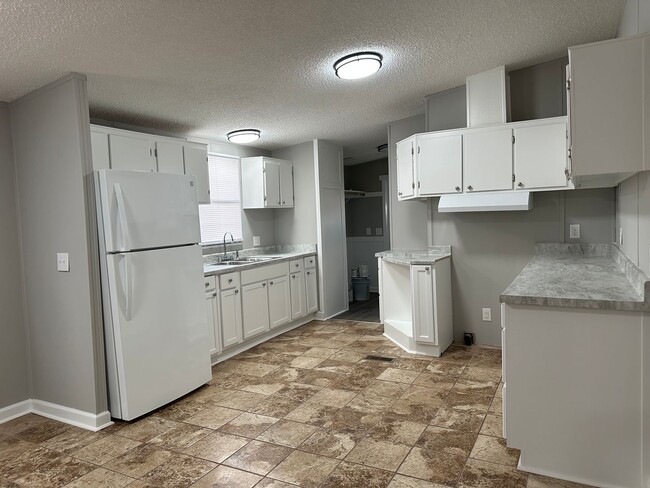 Building Photo - Country Living 3 Bedroom, 2 Bath Home in S...
