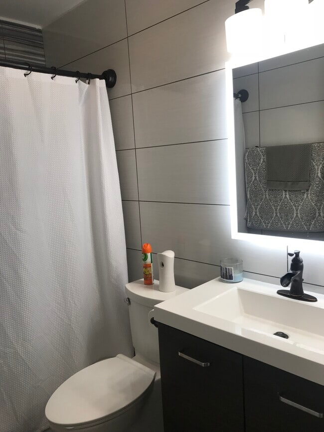 Building Photo - 1500 Pine Ave