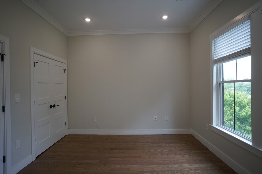 Building Photo - 464 Sumner St