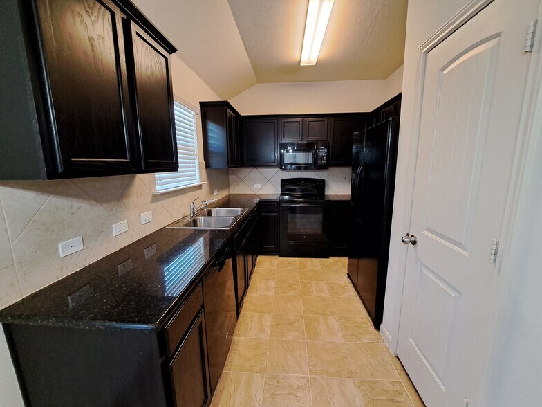 Building Photo - 1208 Hawkeye Point Rd