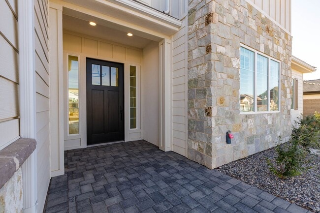 Building Photo - 6 bed / 4 bath / 3 car garage custom home in Pecan Valley