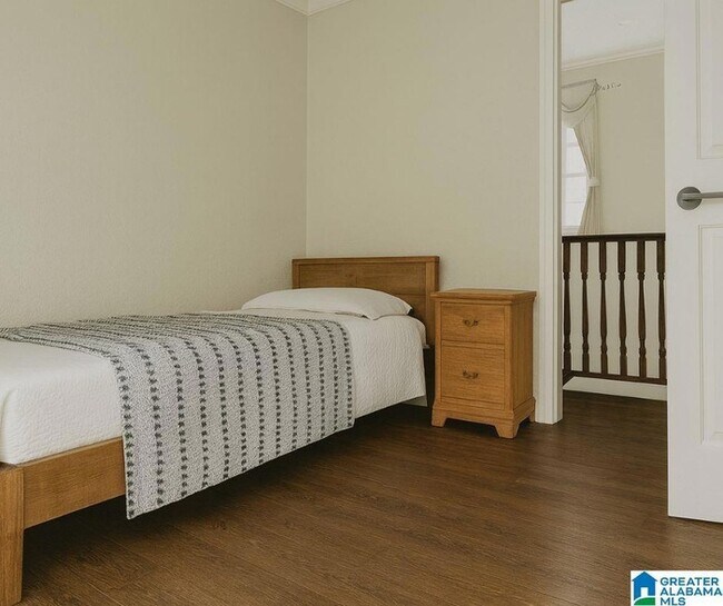 Building Photo - 2005 Barry St